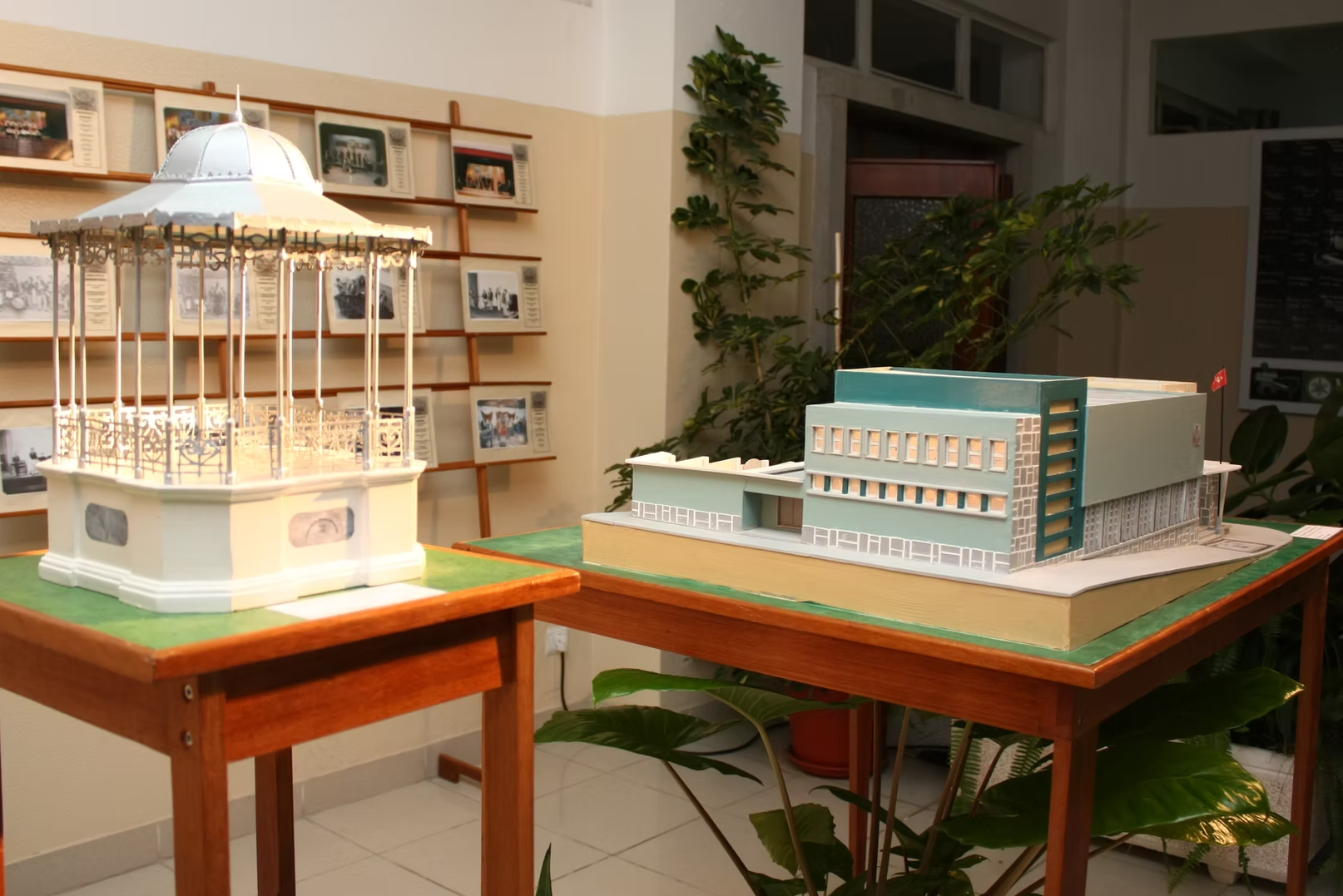 Exposição SFH — maquetas da sede e Coreto